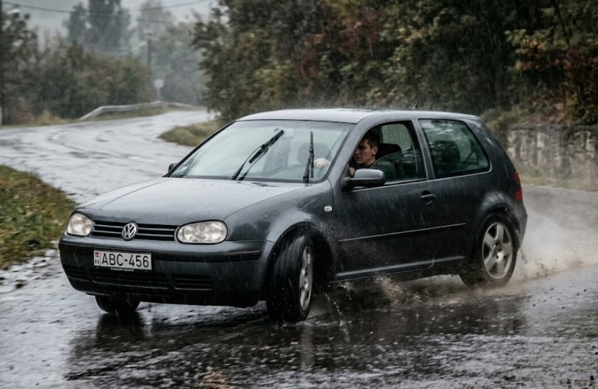 Előre vagy hátulra? A nagy gumidilemma, amin a biztonságod múlhat